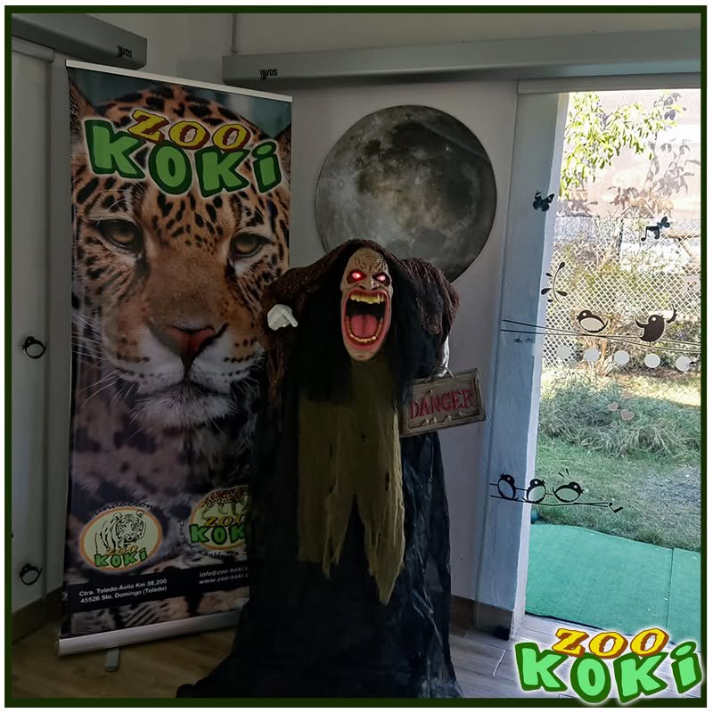 Monstre d'Halloween à côté de la bannière du jaguar