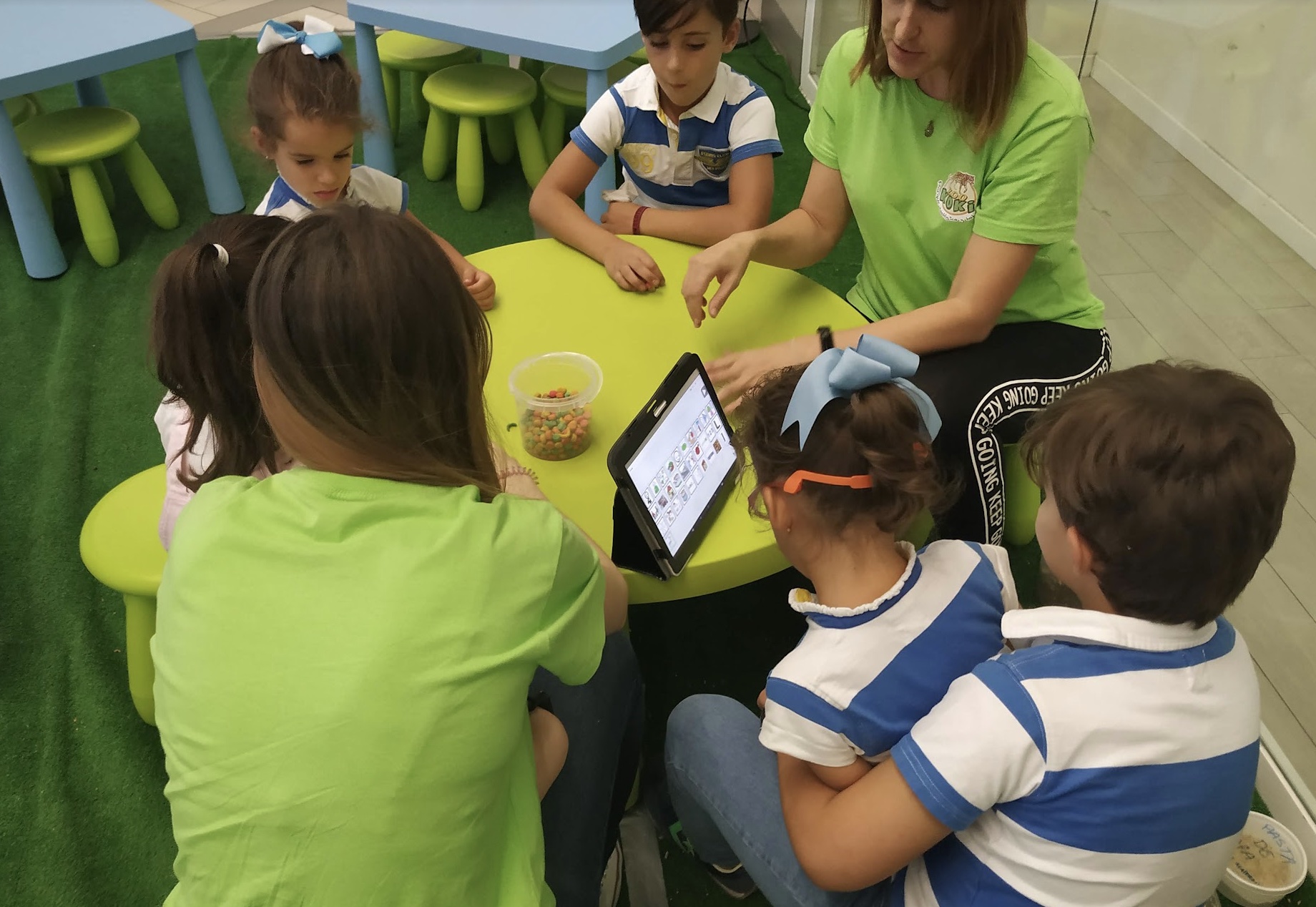 Educational workshop with a tablet for schoolchildren at Zoo Koki